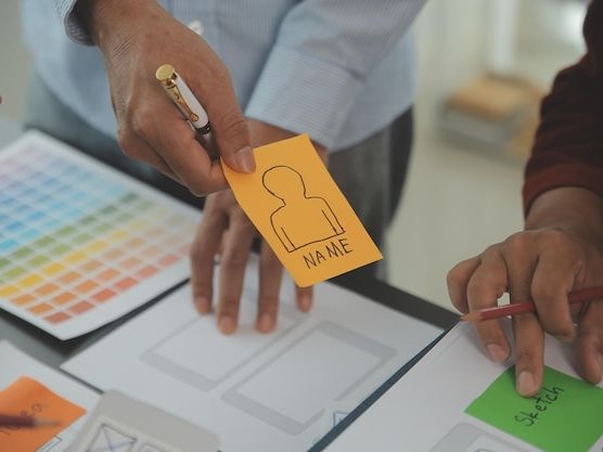 Jak stworzyć spójną identyfikację wizualną marki: Kompleksowy przewodnik